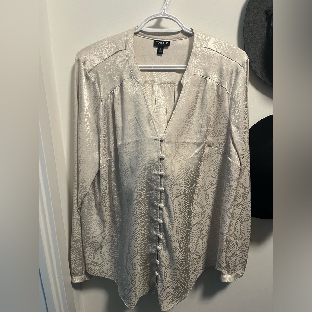Torrid 0 - blouse snake details